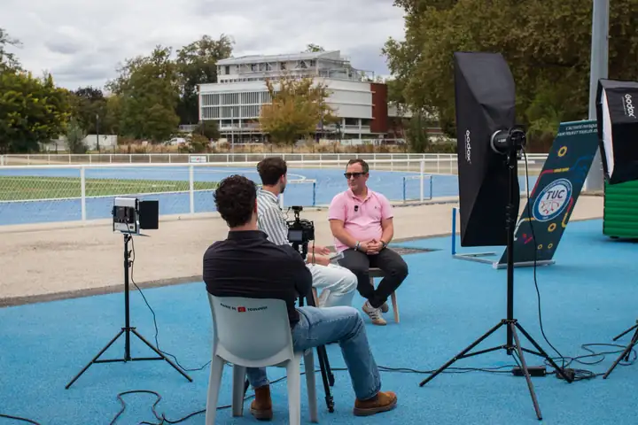 Vue derrière la caméra pendant une interview en extérieur