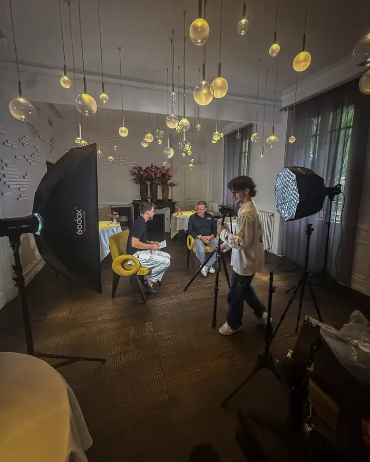 Boîtes à lumière installées dans la salle d'un restaurant, avant une interview